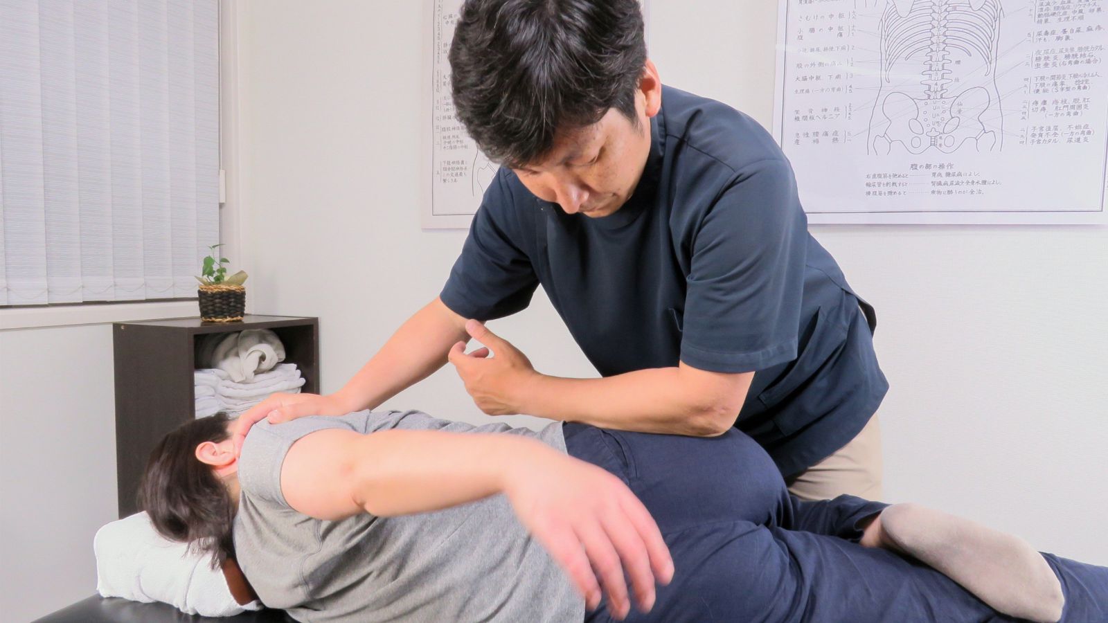 整体施術を行っている様子